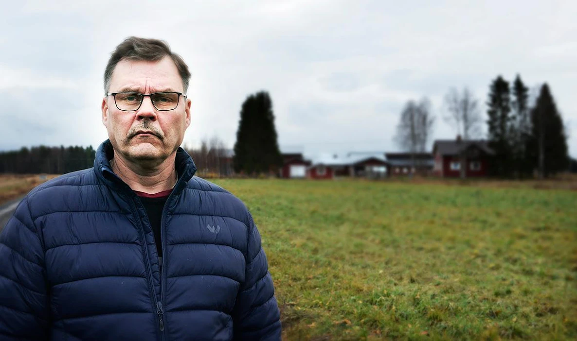 Juha Huhtala kävelee peltotietä, jonka taustalla näkyy konkurssissa mennyt maatila. Huhtala arvostaa maanviljelijän ammattia yhä. ”Siinä on vapaus määrittää, mitä milloinkin tekee. Itse en siihen enää lähde, se kortti on jo katsottu.”