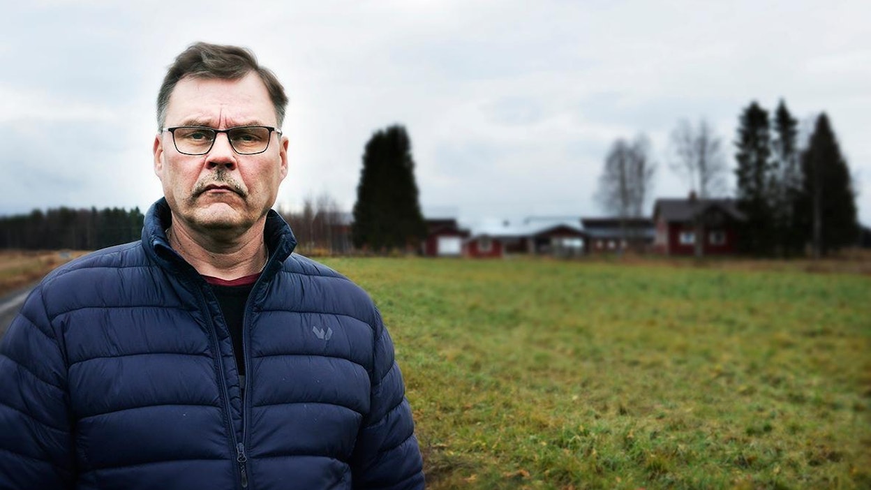 Juha Huhtala kävelee peltotietä, jonka taustalla näkyy konkurssissa mennyt maatila. Huhtala arvostaa maanviljelijän ammattia yhä. ”Siinä on vapaus määrittää, mitä milloinkin tekee. Itse en siihen enää lähde, se kortti on jo katsottu.”