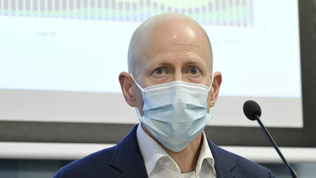 Terveyden ja hyvinvoinnin laitoksen ylilääkäri Otto Helve koronavirustilanteen tilannekatsauksessa tänään. LEHTIKUVA / MARKKU ULANDER