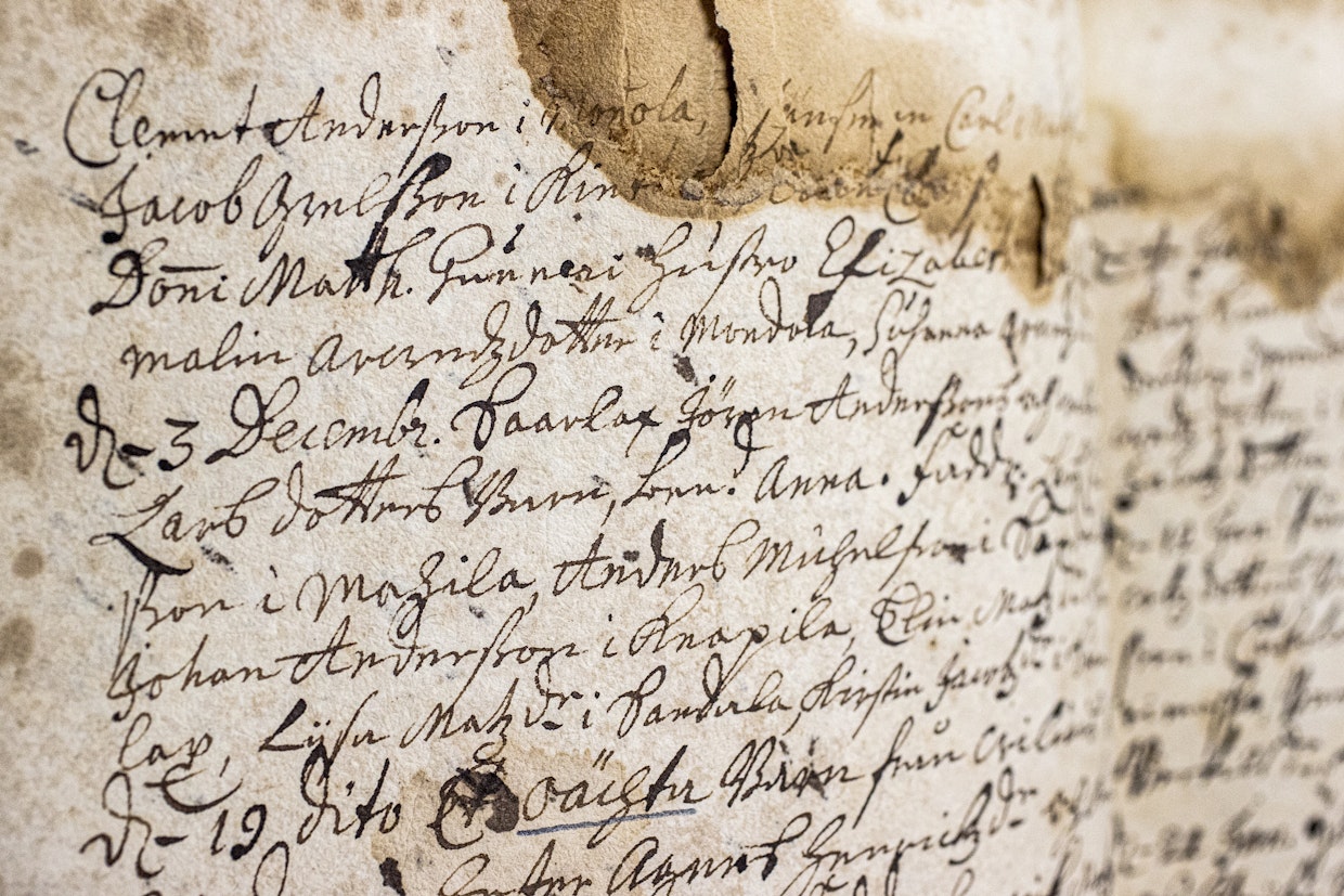 Rymättylän seurakunnan syntyneiden ja kastettujen luettelo 1693-1722 on kokenut kovia. Kirjassa on pergamenttiselkä.