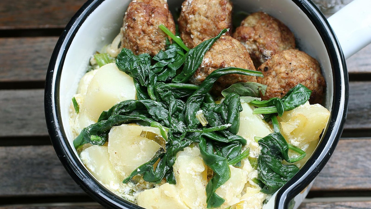 Pinaatti-perunasalaatin voi tarjota myös lämpimänä pyttipannun tapaan.