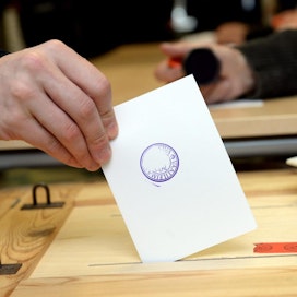 Kysymys äänestysiän laskusta jakaa eduskunnassa niin nykyisen hallituksen kuin oppositionkin rivit. Lehtikuva/ Mikko Stig