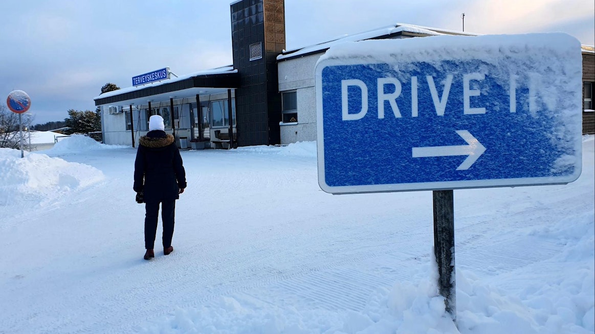 Omikronvirusta on havaittu jo kaikissa sairaanhoitopiireissä. Kuva Alajärven terveyskeskuksen testauspisteeltä.
