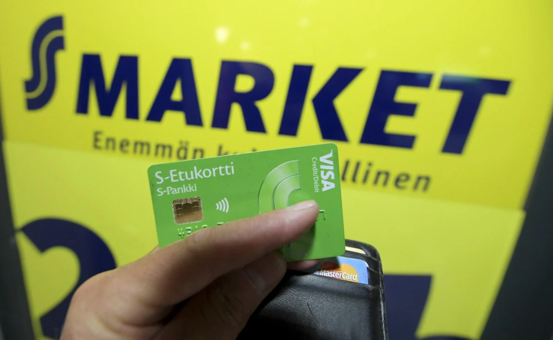 S-ryhmä kertoi heinäkuun lopulla suunnitelmistaan kerätä tarkempaa tietoa kuluttajista S-etukortin avulla. Suunnitelmaa on kritisoitu laajasti.