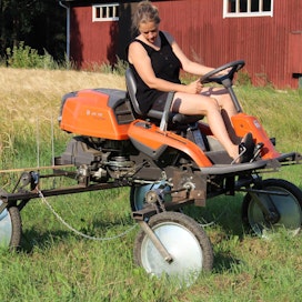 Husqvarna Rider 200 -leikkurista tehdyssä versiossa leikkurista irrotettiin pyörät ja niittolaite, jäljelle jäänyt kokonaisuus voimansiirtoineen kiinnitettiin erillisen rungon päälle. Hukkakauravarustuksen voi poistaa ja leikkuria käyttää edelleen ruohonleikkuuseen.