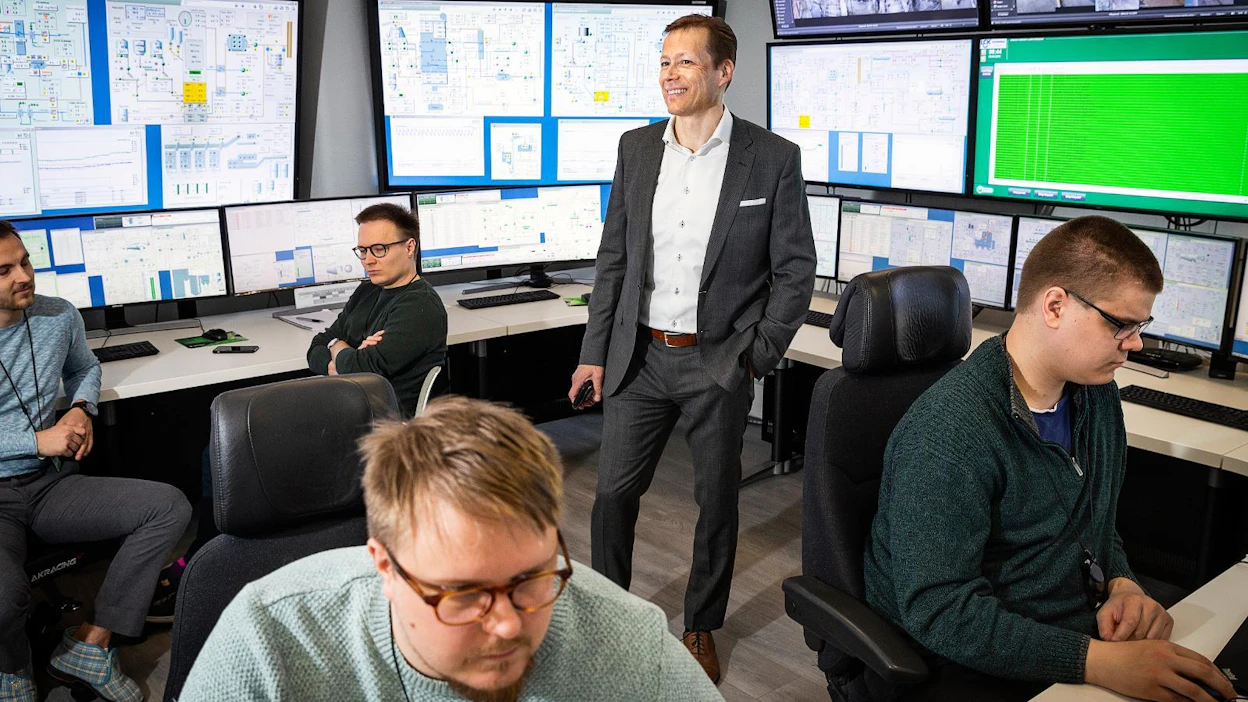 Vantaan Tikkurilan etäkäyttökeskuksesta hallitaan voimalaitoksia ja pienempiä lämpölaitoksia eri puolilla Suomea. Vapon toimitusjohtaja Vesa Tempakka näytti MT:lle etävalvomoa, jossa valvomoinsinööri Miika Korhonen (edessä), Ville Järvelä (oik.), Jesper Laitinen ja Joonas Laitila olivat työvuorossa.