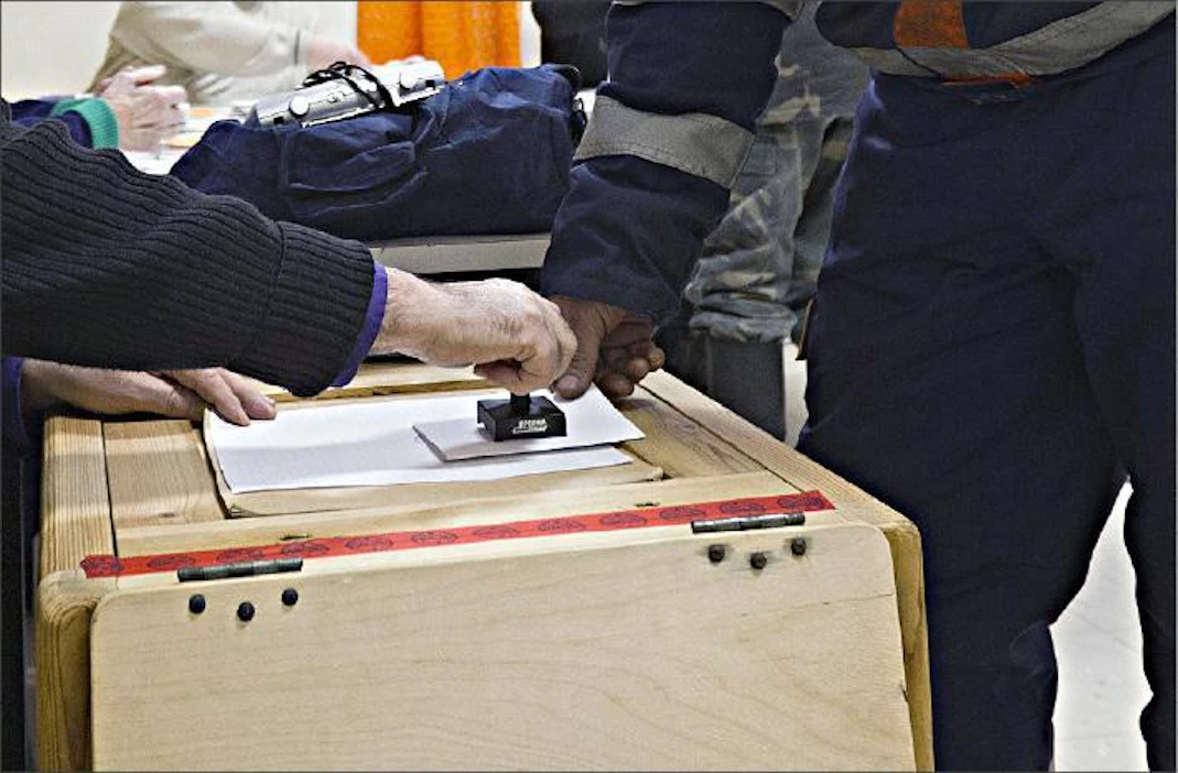 Valtiovarainministeriö on tulkinnut kuntaliitoksia koskevan lakiluonnoksen niin, että tulos lasketaan suurkunnan enemmistön mukaan. Puolueissa kannat vaihtelevat. Osa katsoisi jokaisen kunnan tuloksen erikseen. Pentti Vänskä