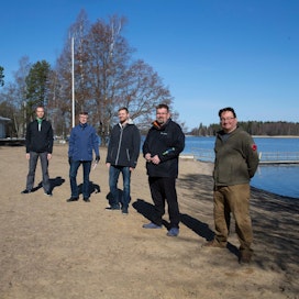 Toijalan satamassa kehitystehtävissä yrittäjiä ja Akaan kaupungin edustajia, vasemmalta Markku Kuoppa, Jukka Turunen, Jari Jokinen, Pasi Kylmälä ja Kimmo Kyllönen.