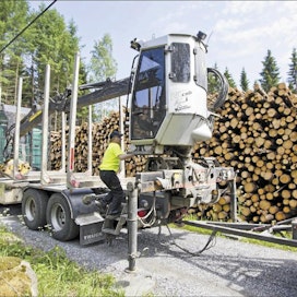 Markku Vuorikari Kuljetusyrittäjä Osmo Haikalla on riittänyt puutavarakuljetuksia keväällä. Metsäkuljetukset ovat riippuvaisia puukaupasta.