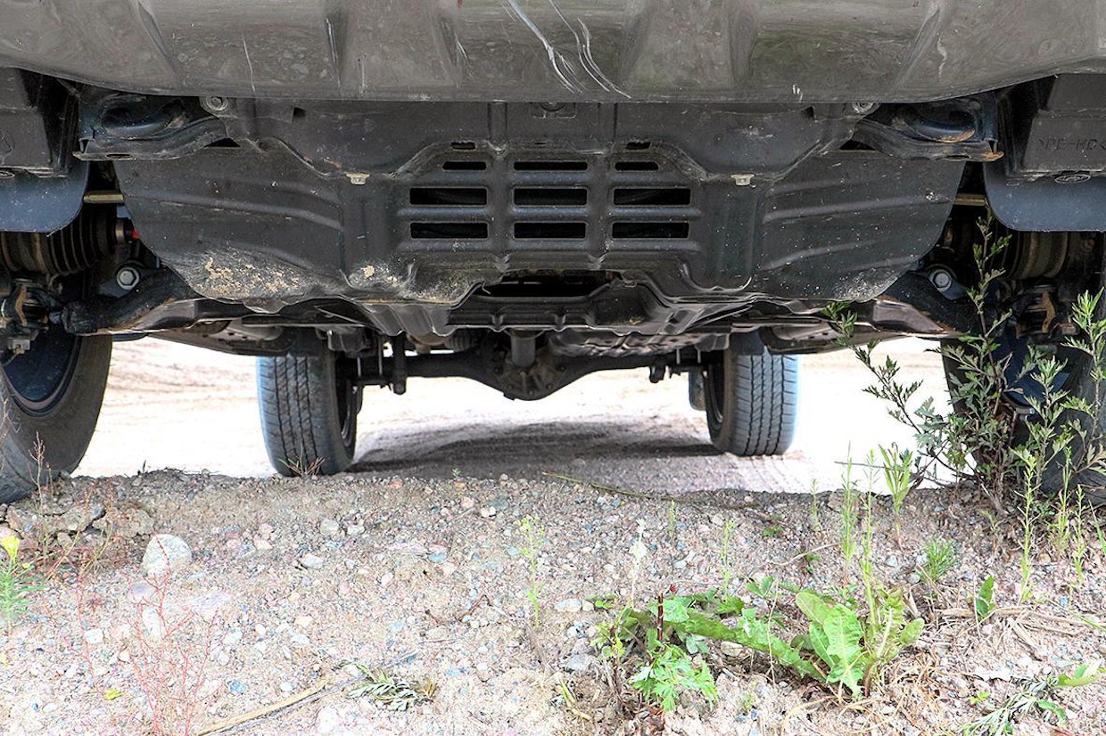 Autojen maavarat ovat lähes identtiset. Banjon alla on Toyotan tapauksessa 22,5 cm ja Isuzun 24 cm. Matalin kohta oli kevyen etusuojan alla ja siinä matkaa maahan oli 21,5 senttimetriä. Kuvassa Hiluxin:n alusta. Todellista maastoajoa varten molempien autojen alle olisi syytä lisätä nykyistä jykevämpää panssarointia.