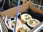 Jyrki Tsutsunen laskee Villin Parvekkeen annokset köyden avulla alas jalkakäytävälle korissa. Jälkiruoka-annokseen kuuluu käpyjä ja ketunleipiä. Kävyt tuntuvat suussa lötköiltä ja maistuvat vähän pihkalta. "Kuin olisi juossut mäntymetsässä suu auki", kokki kuvailee.