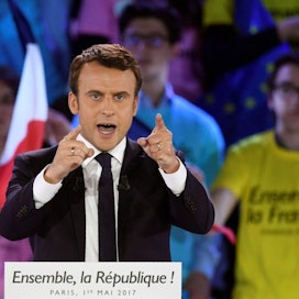En Marche -liikkeen Emmanuel Macronin arvioitiin pärjänneen viime viikon vaaliväittelyssä kilpailijaansa Marine Le Peniä paremmin. LEHTIKUVA/AFP