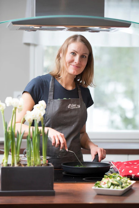 Hanna Helenius kokkaa mielellään ja pitää varsinkin aasialaisista ruuista, joihin pinaatti sopii hyvin.
