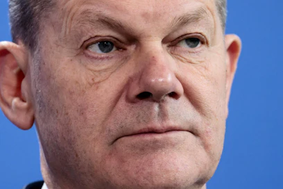 Joustamattomuus asiassa asettaa Saksan uuden liittokanslerin Olaf Scholzin hallituksen kyseenalaiseen valoon, arvostelee yhdysvaltalaisen ajatushautomon analyytikko Wall Street Journalille. LEHTIKUVA / AFP