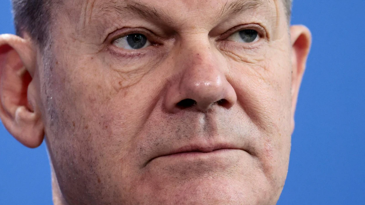 Joustamattomuus asiassa asettaa Saksan uuden liittokanslerin Olaf Scholzin hallituksen kyseenalaiseen valoon, arvostelee yhdysvaltalaisen ajatushautomon analyytikko Wall Street Journalille. LEHTIKUVA / AFP