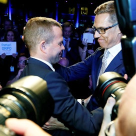Alexander Stubb onnitteli puheenjohtajaksi noussutta Petteri Orpoa kokoomuksen puoluekokouksessa.