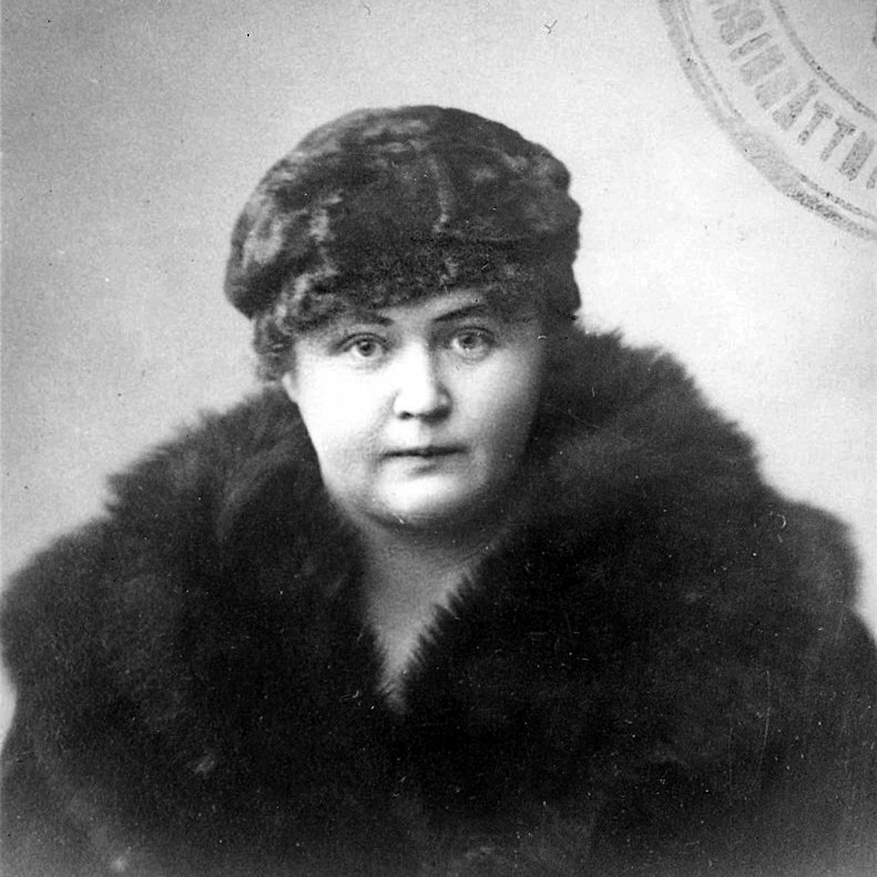 Hella Wuolijoki (1886–1954) oli poliitikko, näytelmäkirjailija, liikenainen ja Yleisradion pääjohtaja.