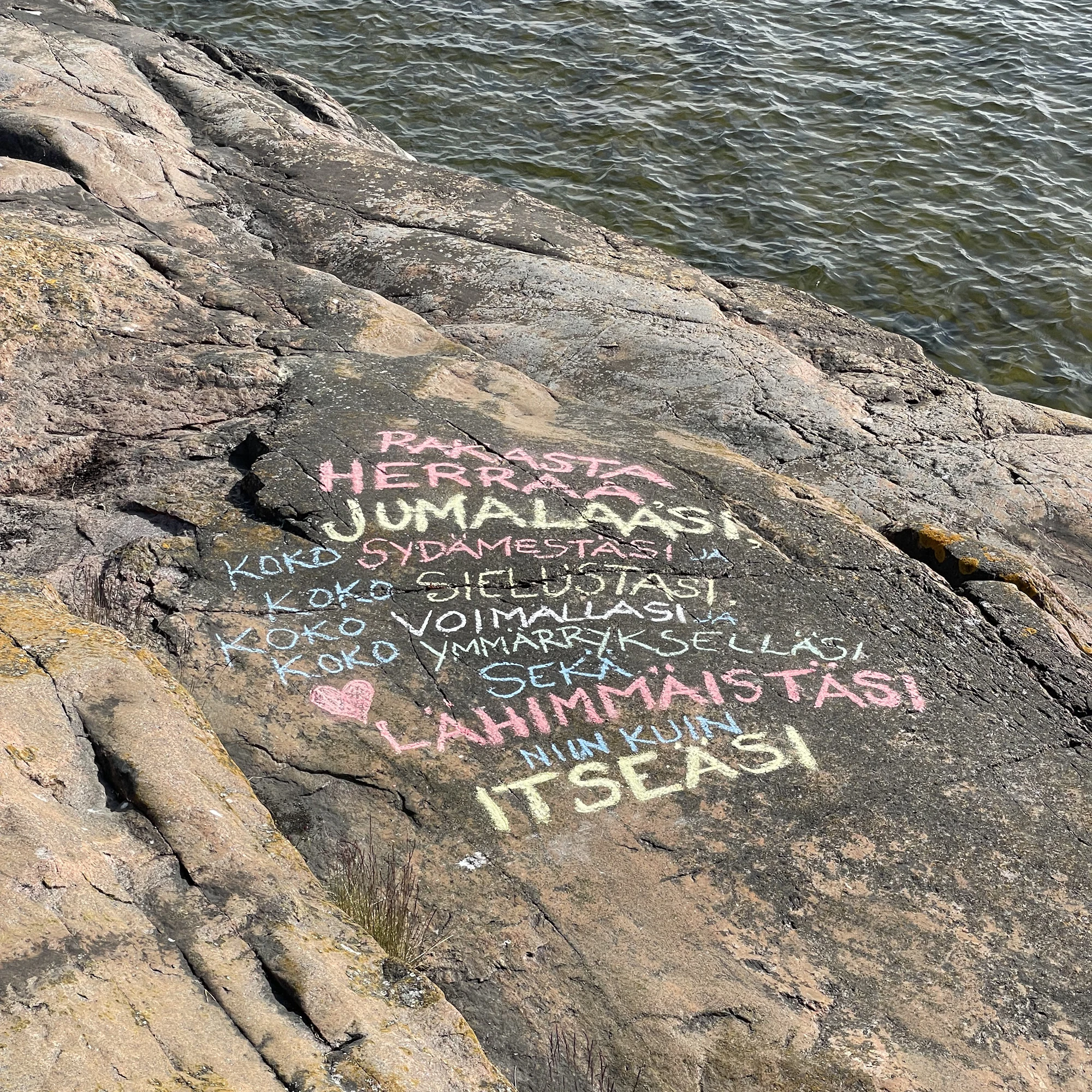 Rippileiriläisten ei tarvinnut kirjoittaa hätäviestiä rantakallioon. Sähköt palasivat saarelle vuorokauden päästä.
