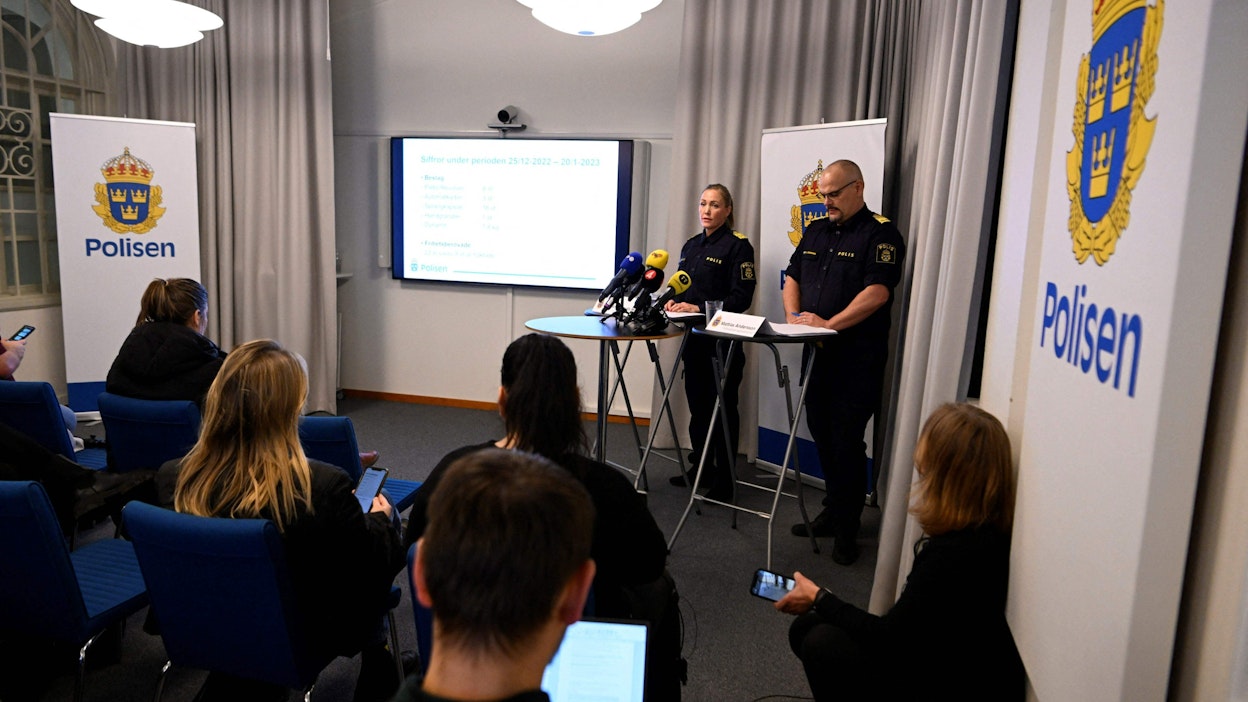 Ruotsin poliisi piti perjantaina tiedotustilaisuuden Tukholman viime päivien väkivaltaisuuksista. LEHTIKUVA/AFP. 