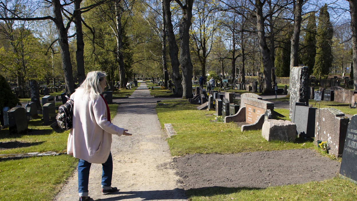 Toukokuussa Helena Raunion puolison hautapaikalta puuttui vielä kivi ja istutukset. Kyseessä on sukuhauta, jossa on useampi arkkupaikka ja runsaasti uurnapaikkoja.