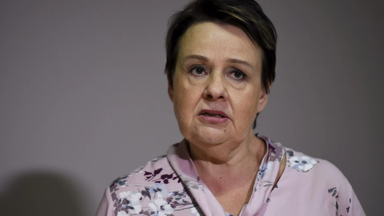 Sosiaali- ja terveysministeriön kansliapäällikkö Kirsi Varhila tarkentaa STT:lle, että karanteenisuositus koskee kaikkia maita. LEHTIKUVA / EMMI KORHONEN