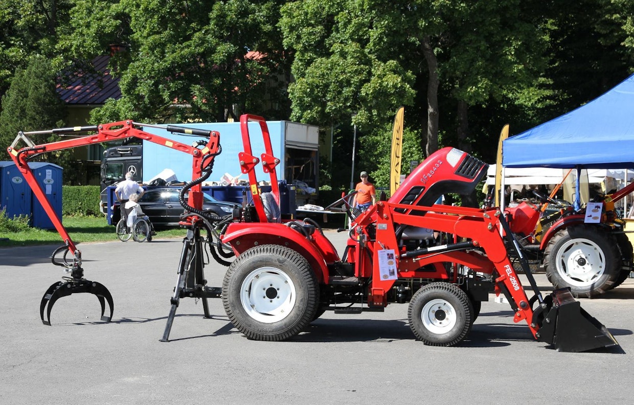 Masineeri Oy:n osastolla oli messutarjouksena etukuormaajalla varustettu Dongfeng CF254 G2 -traktori (13 990 e), sekä siihen räätälöity nostolaitesovitteinen puutavarakuormain TC34 (3 990 e). Hinnat sis. alv 24 %. (TH)