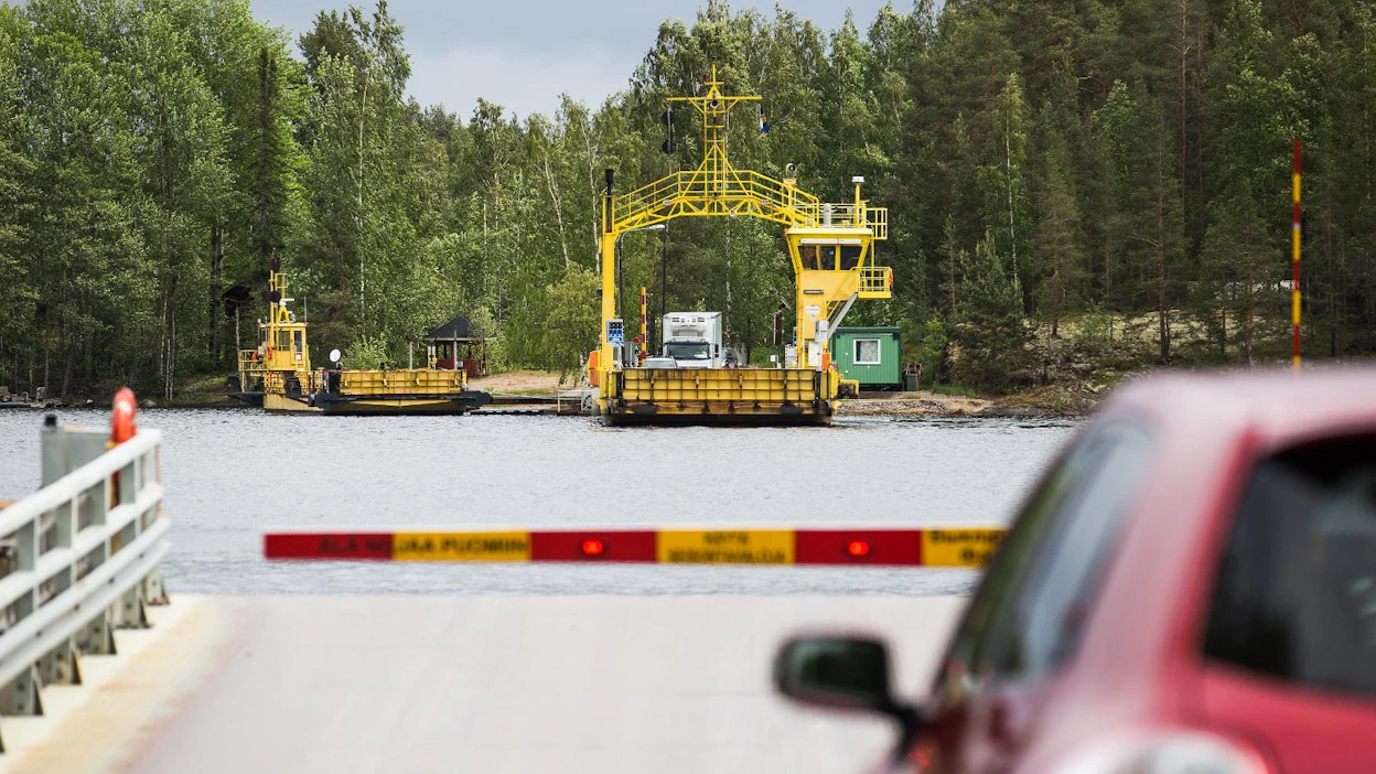 Puumalassa esitetään, että lossi alkaisi ajaa aikataulun mukaan. Yksi peruste on, että vajaana kulkevan lossin ilmastopäästöt kasvavat.