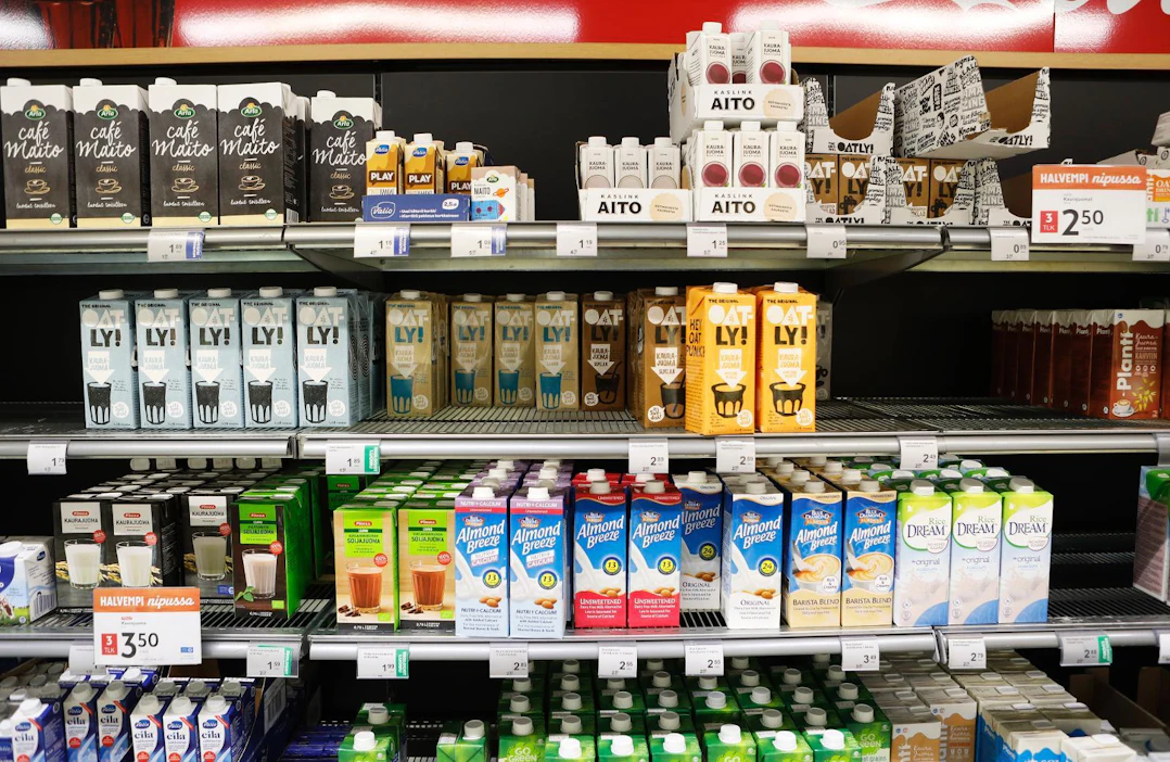 Maitotuotteita pyrkii välttämään nyt joka viides suomalainen kuluttaja. Erityisesti maidottomista vaihtoehdoista ovat kiinnostuneet 18-34-vuotiaat naiset.