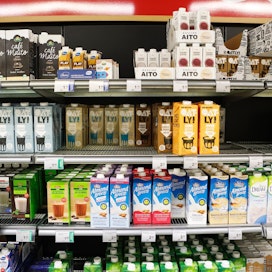 Maitotuotteita pyrkii välttämään nyt joka viides suomalainen kuluttaja. Erityisesti maidottomista vaihtoehdoista ovat kiinnostuneet 18-34-vuotiaat naiset.