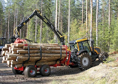 KTS oli yksi vertailun painavimpia vaunuja, lisäksi sen kuormatila oli suurin. Vaunuun valittu rengastuskin vaikutti pehmeältä. Kaikki nämä tekijät yhdessä vaativat traktorilta vetokykyä – varsinkin mäkisessä maastossa.