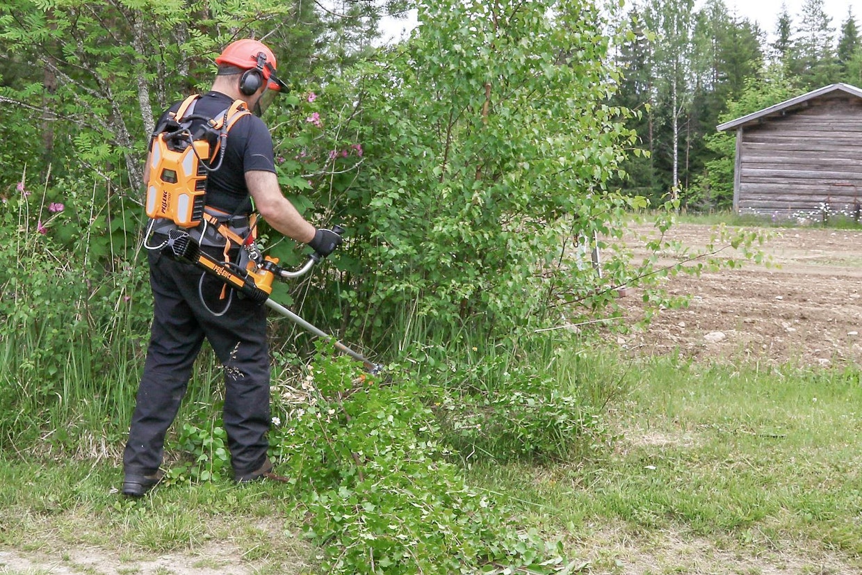 240 millin halkaisija on paksummille rungoille turhan suuri, sahan vääntö loppuu kesken. Pienempi terä puoltaisi paikkaansa. Iso terä on kuitenkin kolmioterän korvikkeeksi hyvin toimiva ratkaisu.