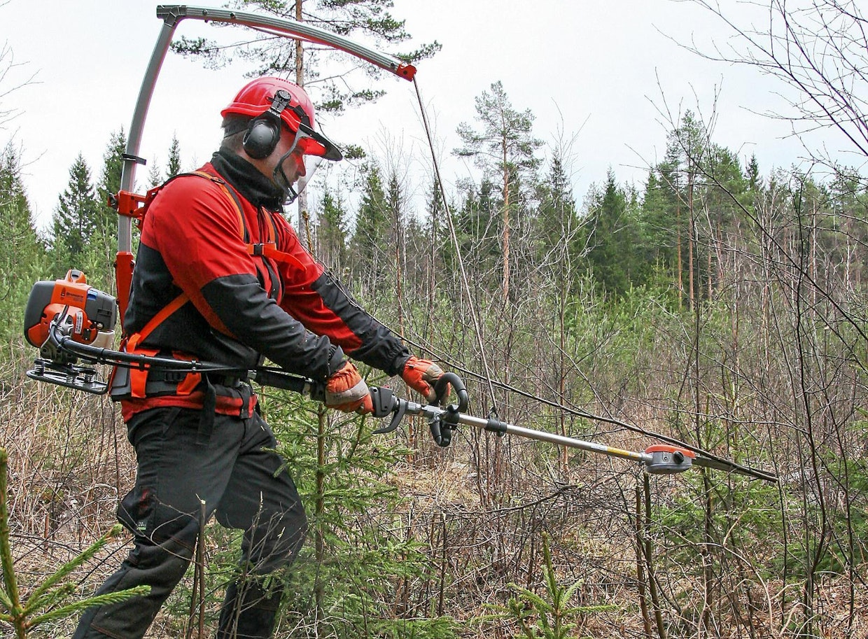 Molemmat korkean kannon käsittelykerrat tehtiin siihen suunnitellulla Husqvarna 535 FBx -ketjuraivaussahalla. Kyseinen saha soveltuu myös ennakkoraivuuseen ja myös rinneolosuhteissa se on normaalia raivaussahaa helpompikäyttöisempi. Sahalle on myös akkukäyttöinen ja yksinkertaisempi 536 LiPX -rinnakkaismalli (KV 11/2016).