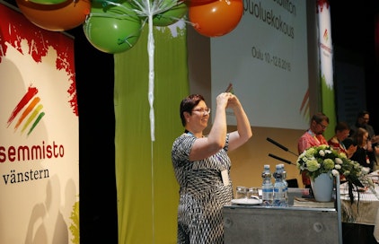 "Soini on ihan varmasti kuuman tantraseksin ja kuumakivihoidon tarpeessa", europarlamentaarikko Merja Kyllönen arvioi vasemmistoliiton puoluekokouksessa. LEHTIKUVA / TIMO HEIKKALA