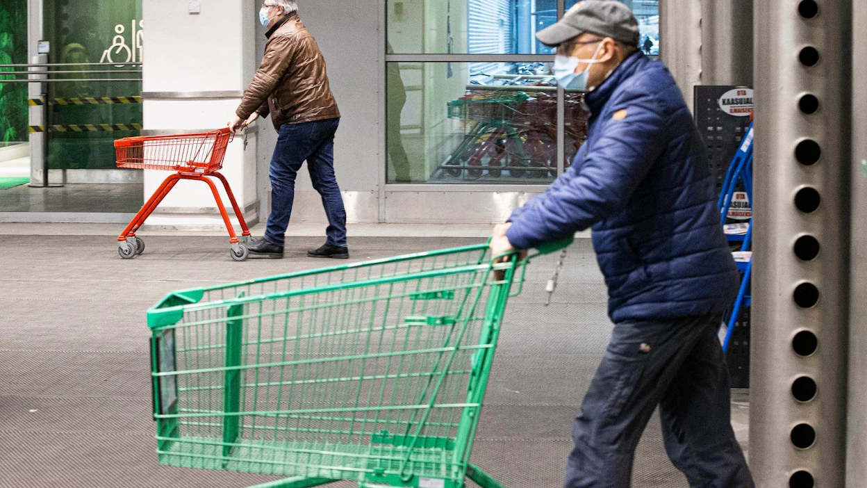 Maskein suojautuneita asiakkaita ostoksilla Vantaalla sijaitsevassa Kauppakeskus Jumbossa marraskuun lopulla.