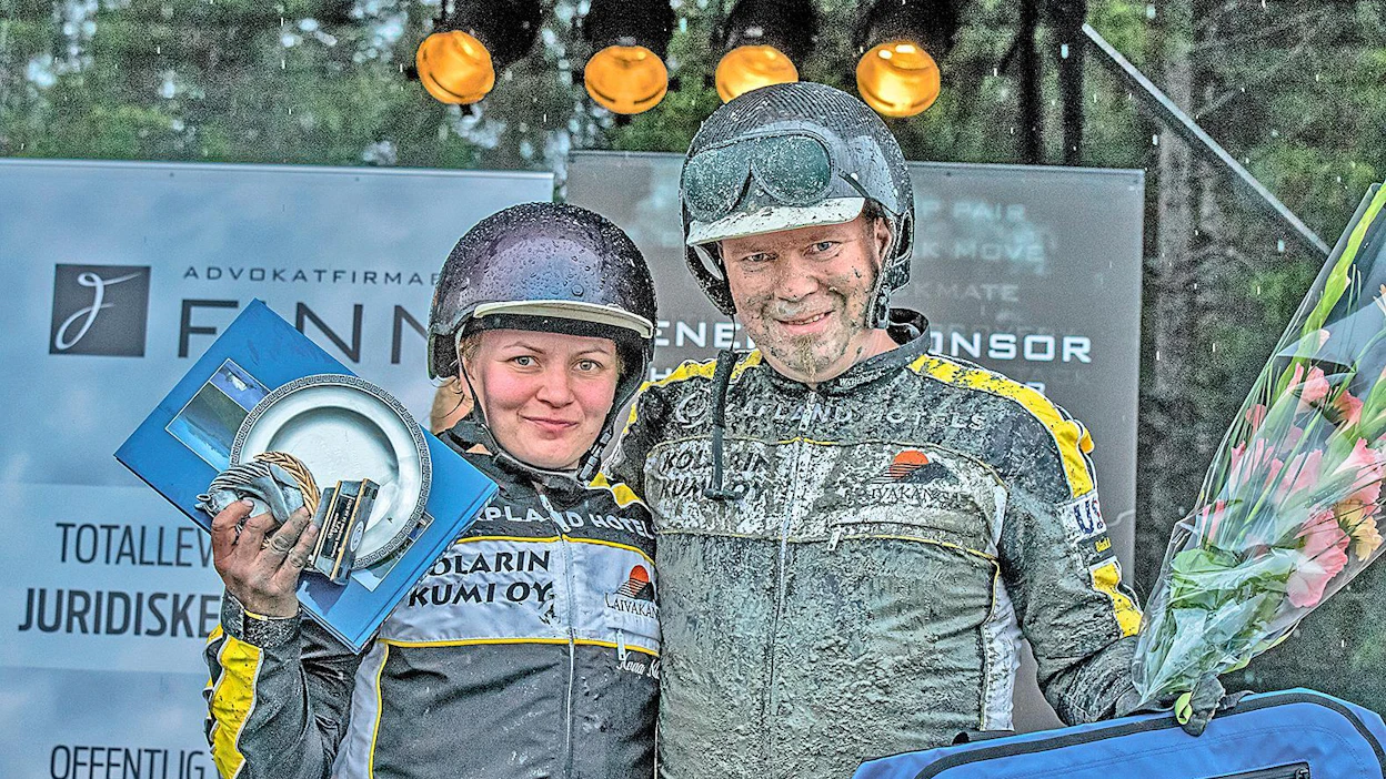 "Nyt on menty vähemmällä hevosmäärällä", sanoo Vaattojärvellä neljää starttihevosta treenaava Anna Niva. Vierellä seisoo hänen miehensä Mikael Niva, vuoden 2013 amatööriohjastajien Suomen mestari.