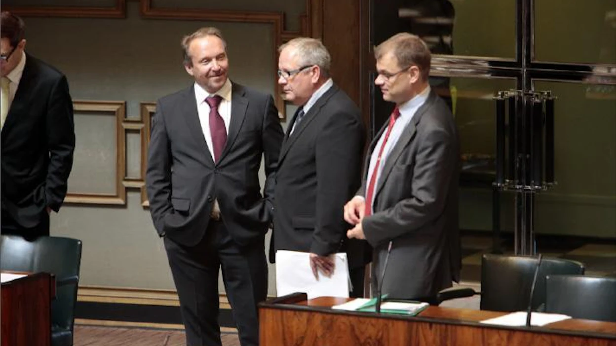Perussuomalaisten kansanedustajat Teuvo Hakkarainen (vas.) ja Kaj Turunen pohtivat oppositiopolitiikkaa keskustanpuheenjohtajan Juha Sipilän kanssa ennen eduskunnan kyselytuntia torstaina. Pekka Sipola/compic