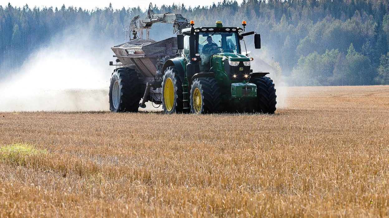 Rakennekalkin levityssesonki on puintien jälkeen ennen maan muokkausta. Rakennekalkki pitää muokata tehon maksimoimiseksi mahdollisimman pian levityksen jälkeen.