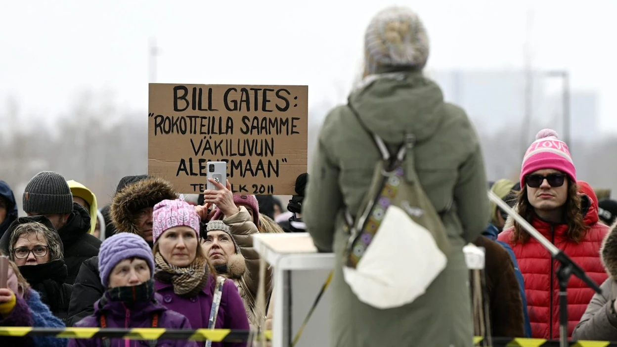 Poliisi on valmis tarvittaessa hajottamaan mielenosoituksen. Kuva Suurkulkue-mielenilmauksesta 20. maaliskuuta. LEHTIKUVA / ANTTI AIMO-KOIVISTO