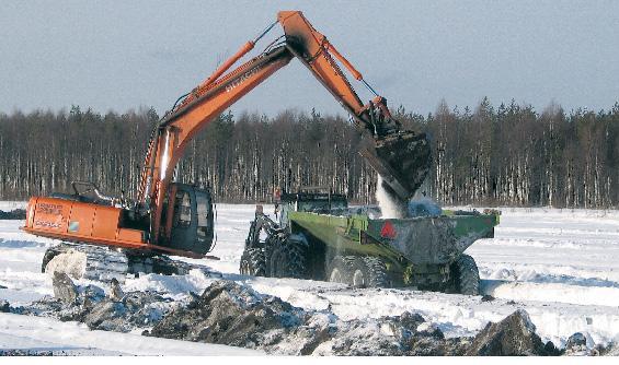 Pakokaasun kauhalle kuljettava putkisto myötäilee tarkasti puomiston muotoa. Putkisto on toteutettu 100 mm putkella, joka riittää kokemuksien mukaan hyvin, vaikka kaasua tuottaa kuusilitrainen moottori.