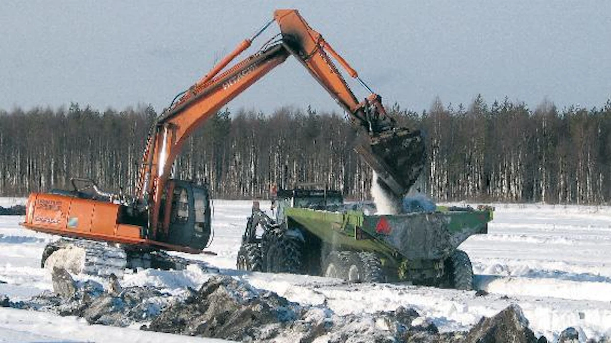 Pakokaasun kauhalle kuljettava putkisto myötäilee tarkasti puomiston muotoa. Putkisto on toteutettu 100 mm putkella, joka riittää kokemuksien mukaan hyvin, vaikka kaasua tuottaa kuusilitrainen moottori.