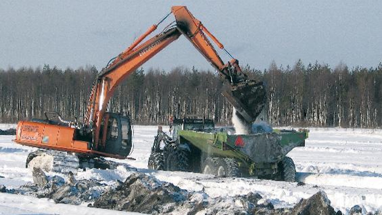 Pakokaasun kauhalle kuljettava putkisto myötäilee tarkasti puomiston muotoa. Putkisto on toteutettu 100 mm putkella, joka riittää kokemuksien mukaan hyvin, vaikka kaasua tuottaa kuusilitrainen moottori.