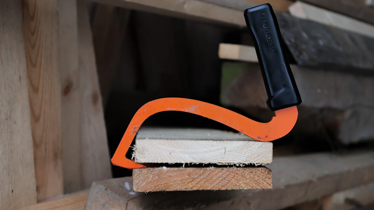 Kun Logosol Smart Hook -nostokoukun runko on laudan tai lankun päällä, koukun kärjen ohjaaminen sahausrakoon on helppoa. Irronnut lankku on helppo vetää sivuun.