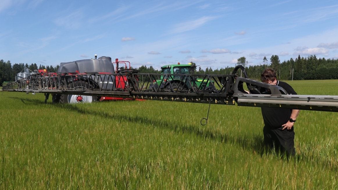 Timo Ruipon Horsch Leeb 6 LT -kasvinsuojeluruiskussa on 42 m puomi. Suutinrunkojen etäisyys toisistaan on vain 25 senttiä. Suuttimia on siten kahdeksan yhtä puomin metriä kohti. Automatiikka avaa ja sulkee suuttimia siten, että suuttimien paine pysyy ajonopeudesta riippumatta optimaalisella alueella ja nestemäärä on riittävä. Ruiskulla voidaan ajaa jopa 20 km/h