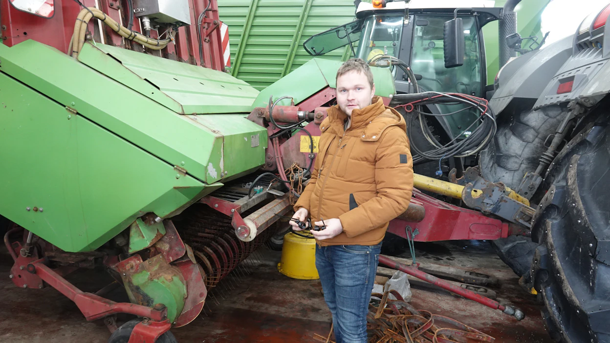 Tämä noukinvaunu on menossa myyntiin, mutta ennen sitä vaunu huolletaan ja kuluneet noukkimen osat vaihdetaan, urakoitsija Juhani Jyrkinen näyttää.