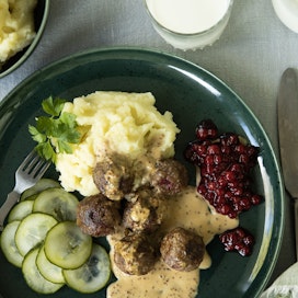 Ruotsalaiset lihapyörykät maistuvat kotoisilta puolukkalisällä ja riistajauhelihasta pyöriteltynä.