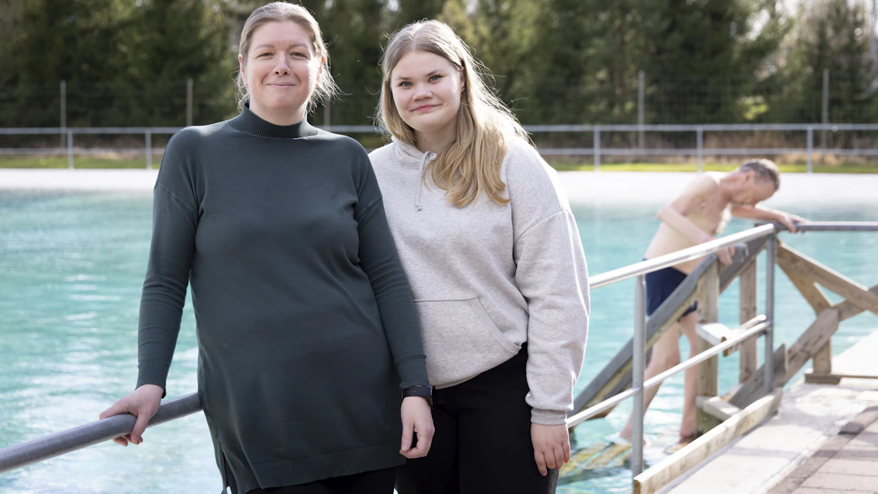 Kyläyhdistyksen puheenjohtaja Johanna Kärhä ja kesätyöntekijä Emmi Lalli iloitsevat kylän yhteisöllisestä kesäkeitaasta.