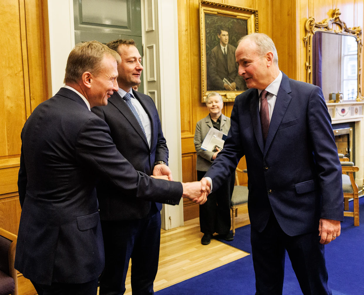 Irlanti aloittaa jäsenmaiden Eurooppa-neuvoston puheenjohtajana heinäkuun alussa. Pääministeri Micheál Martin (oik.) on siksi avainasemassa, kun budjettivääntö alkaa. EU:n budjettikomissaari Piotr Serafin (vas.) ja maatalouskomissaari Christophe Hansen vierailivat Dublinissa hiljattain.