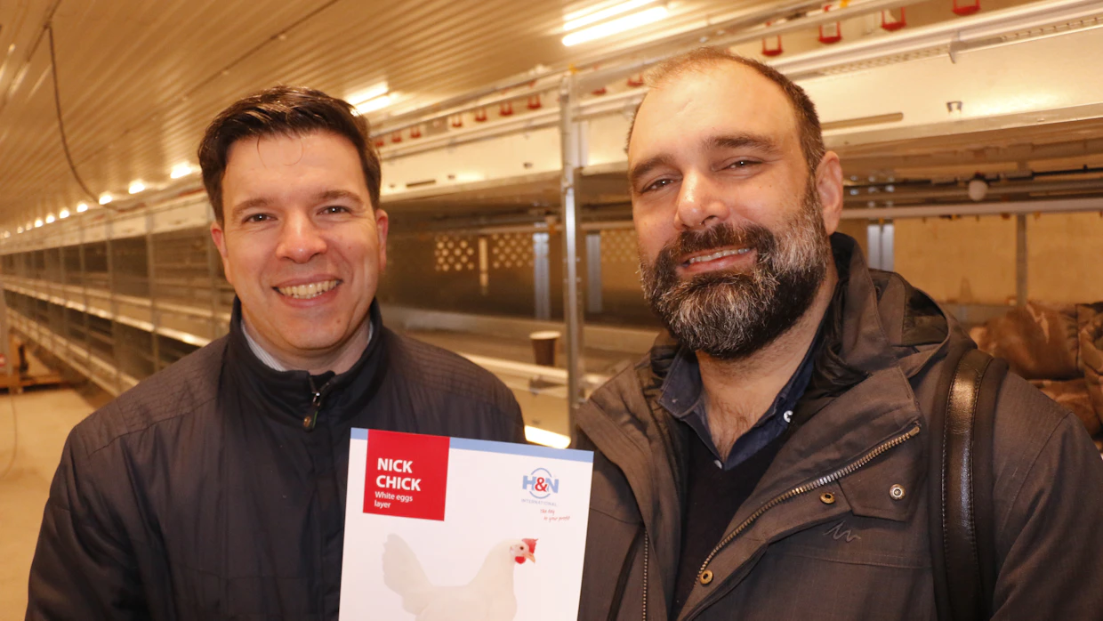 Toimitusjohtaja Xabier Arbe ja eläinlääkinnän asiantuntija Fernando Carrasquer H&N Internationalista toteavat, että kanojen pitoaika pitenee ja voi yltää jopa kahteen vuoteen, kunhan nuorikkojen hoito on ensiluokkaista.