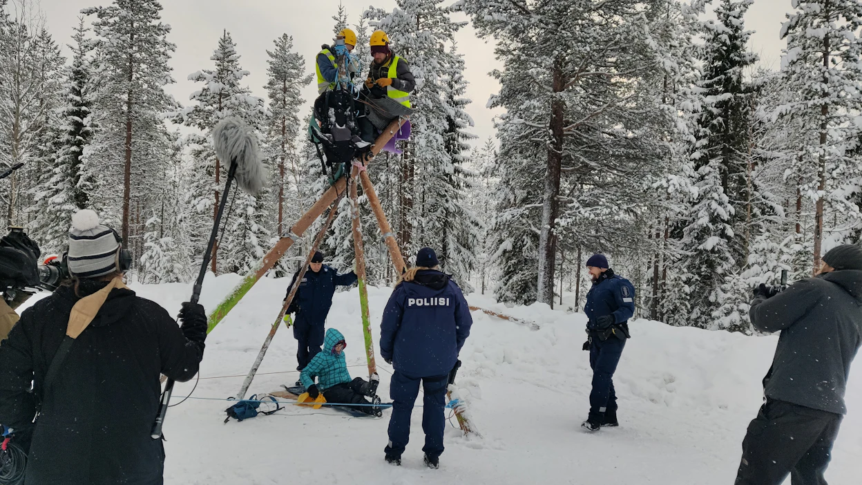 Metsäliikkeen maanantaina kiinniotetut mielenosoittajat vapautuivat Rovaniemen putkasta tänään tiistaina.