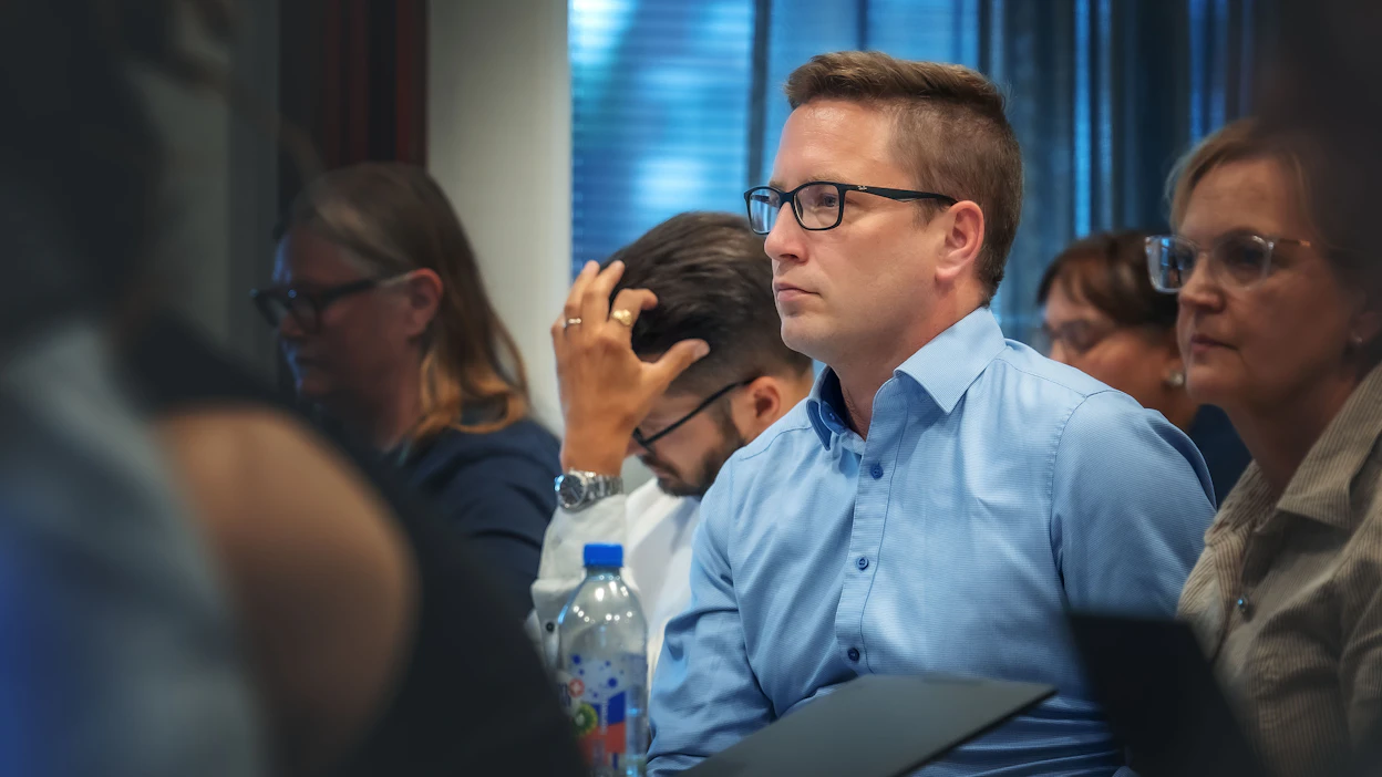 Niklas Närhinen ei ollut asettunut etukäteen ehdolla Ratsastajainliiton hallitukseen, mutta kevätkokouksen jatkokokouksessa hänet valittiin mukaan ilman soraääniä.